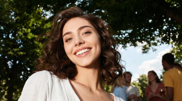 Visage féminin au nez naturel et harmonieux — rhinoplastie